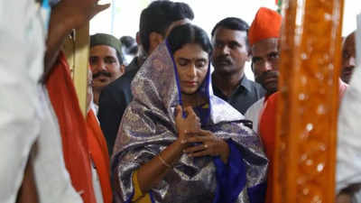 YS Sharmila steps up offensive against CM Jagan Mohan Reddy and Kadapa MP, visits Ameen Peer Dargah at AP's Kadapa