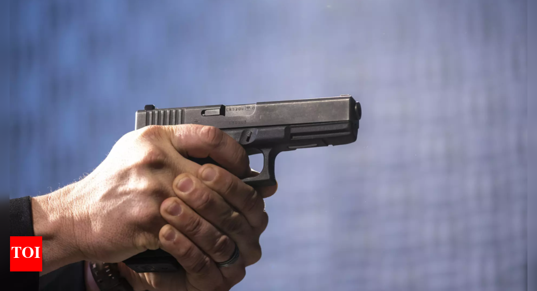 Deadly gunfight at South Florida bar leaves 2 dead, 7 injured – Times of India