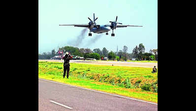 IAF conducts landing drills of fighter aircraft on Agra e-way