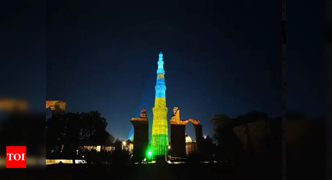Qutub Minar lights up in remembrance of Rwanda Genocide Of 1994 | Delhi ...