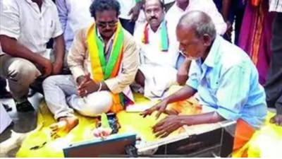 On temple visit, TN candidate seeks out fortune-telling parrot, leaves feeling happy