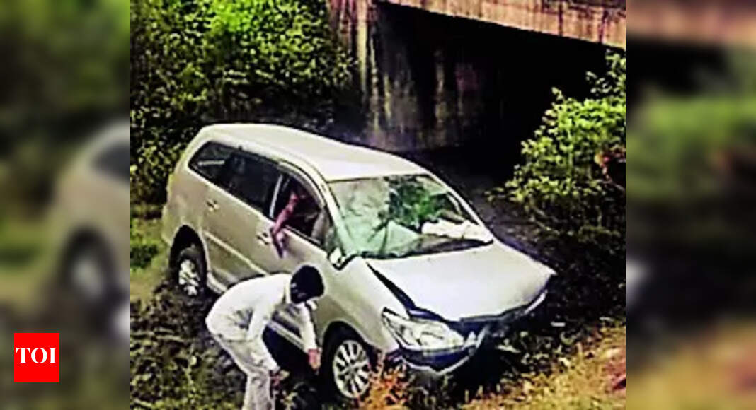 SUV Crashes: 2 From Bhopal Killed As Suv Crashes Into Ditch In Raisen ...