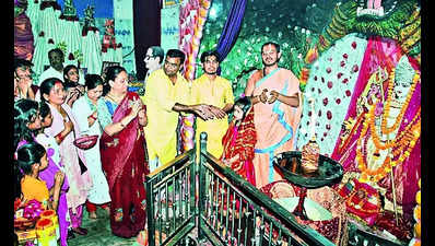 Devotees offer prayers to Maa Shailputri as Navratra begins