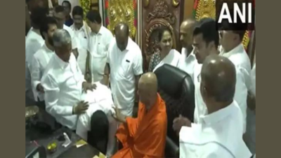 BJP-JDS leaders visit Sri Adichunchanagiri Mutt ahead of Lok Sabha polls