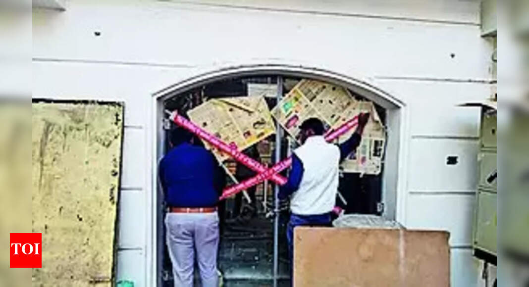 Unauthorized Building: Municipal Officials Seal Unauthorized Building In Ooty | Coimbatore News - Vimarsana News