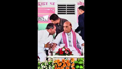 UP dissatisfied with SP-Cong combine: Rajnath in Meerut