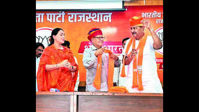 Cong treasurer Agarwal joins BJP