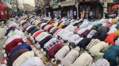 Muslims offered Eid-ul-Fitr prayers carrying Palestinian flag in Ludhiana
