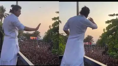 Shah Rukh Khan waves to a sea of fans who arrive outside Mannat on Eid, wins the internet with his white kurta look - WATCH video