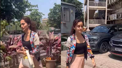 Taapsee Pannu makes her first public appearance post wedding; wishes paparazzi on Eid - See photos