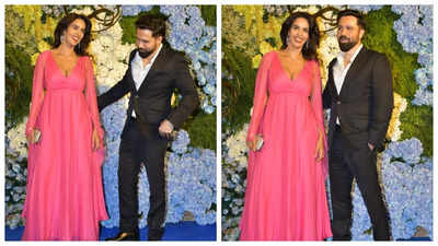 Sizzling 'Murder' duo Emraan Hashmi and Mallika Sherawat chat candidly, strike a pose for the paparazzi together at Anand Pandit's daughter's wedding reception - See photos