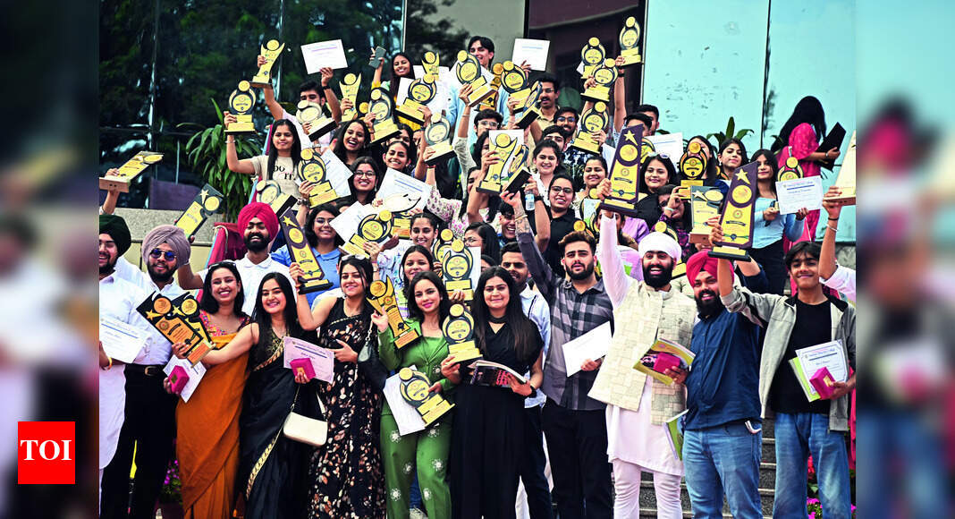 GGDSD College: Ggdsd College Honours 1,033 Achievers During Meet ...