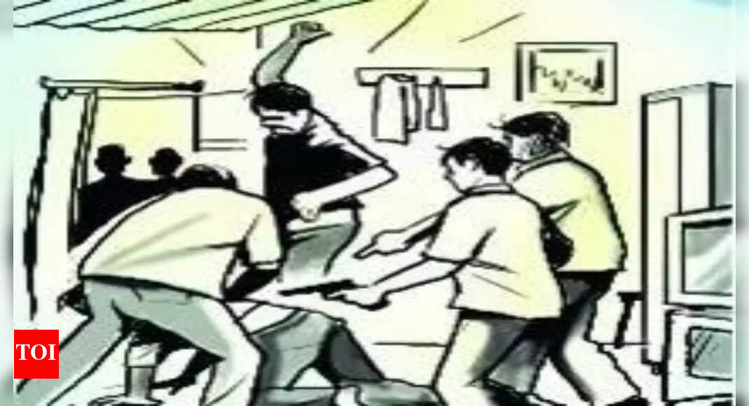 Man harassing woman thrashed near thana, dies | India News