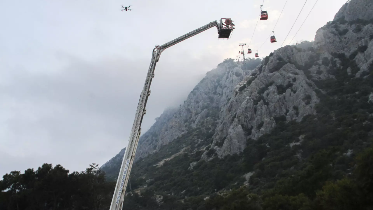 Antalya'da teleferik kazasında 1 kişi hayatını kaybetti, 10 kişi de yaralandı.