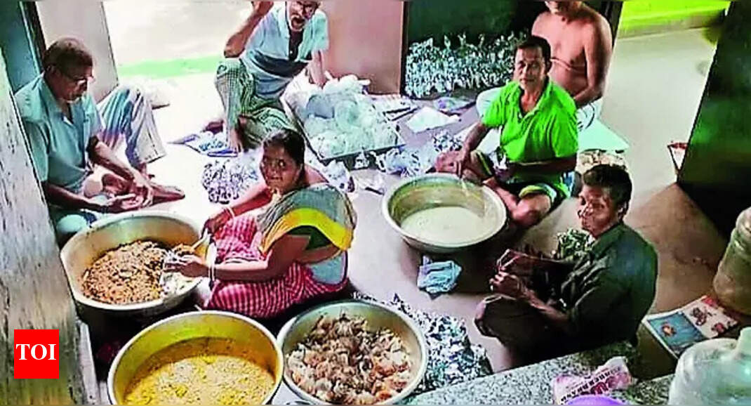 Community Kitchen: ‘canteen Theatre’ Runs Community Kitchen To Feed The ...