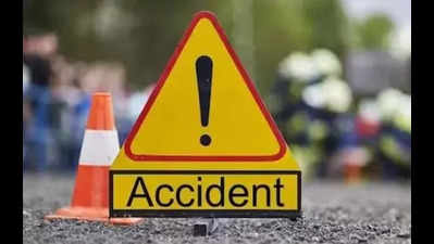 Five people injured as bus overturns on Mumbai-Ahmedabad highway