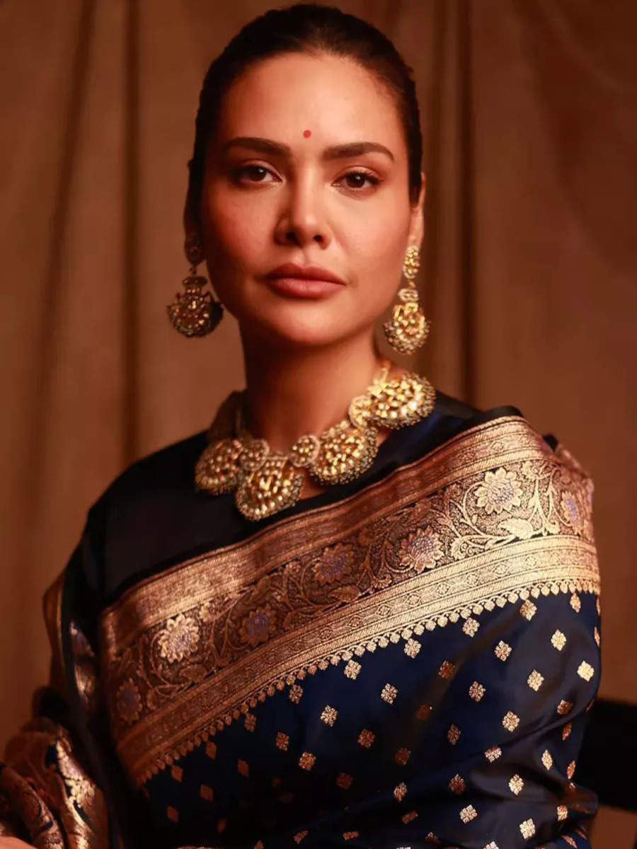 Esha Gupta’s traditional look in her grandma's blue saree has stolen ...