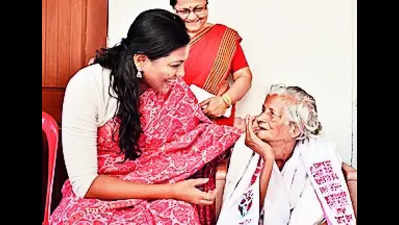 105-yr-old ‘aaita’ will vote, prods young voters to do so