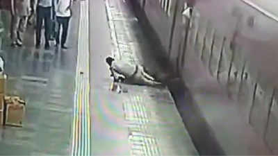 UP: RPF cop saves man from coming under train at Prayagraj railway station