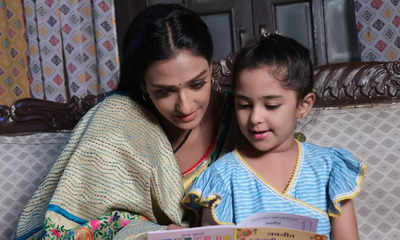 Bhagya Lakshmi: Aishwarya Khare helps her on-screen daughter Trisha with her studies on the sets