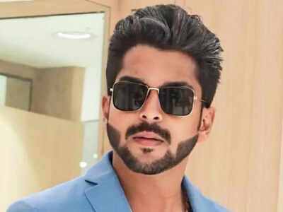 Sri Devaa shares an unmissable BTS video with team 'Siragadika Asai'; take a look
