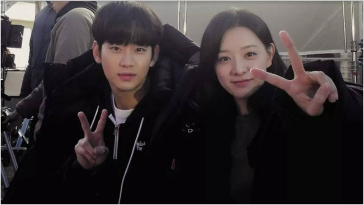 Kim Soo-hyun and Kim Ji-won look like a real couple in a cozy photo shared  by the actor - Times of India