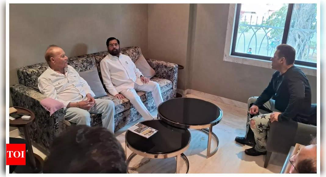 Maha CM visits Salman's house; asks cops to increase security