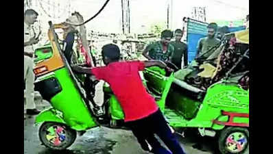 Seven die as overloaded auto overturns in city
