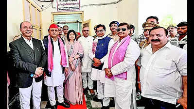 Yadav clan joins Dimple as she files nomination