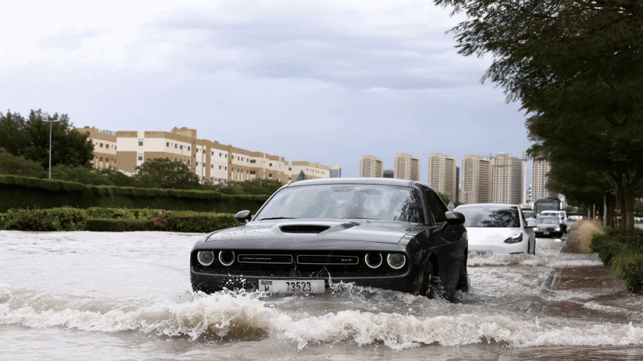 شاهد: الرياضات المائية في شوارع دبي مع الفيضانات التي ضربت أجزاء من الإمارات