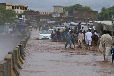 Pakistan: Lightning, rain kill dozens