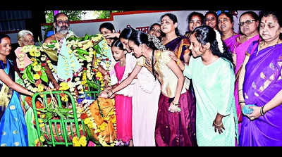 ‘Jai Sri Ram’ chants rent air on Ram Navami across twin cities