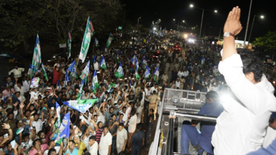 YS Jagan's bus yatra in Rajahmundry witnesses sea of supporters