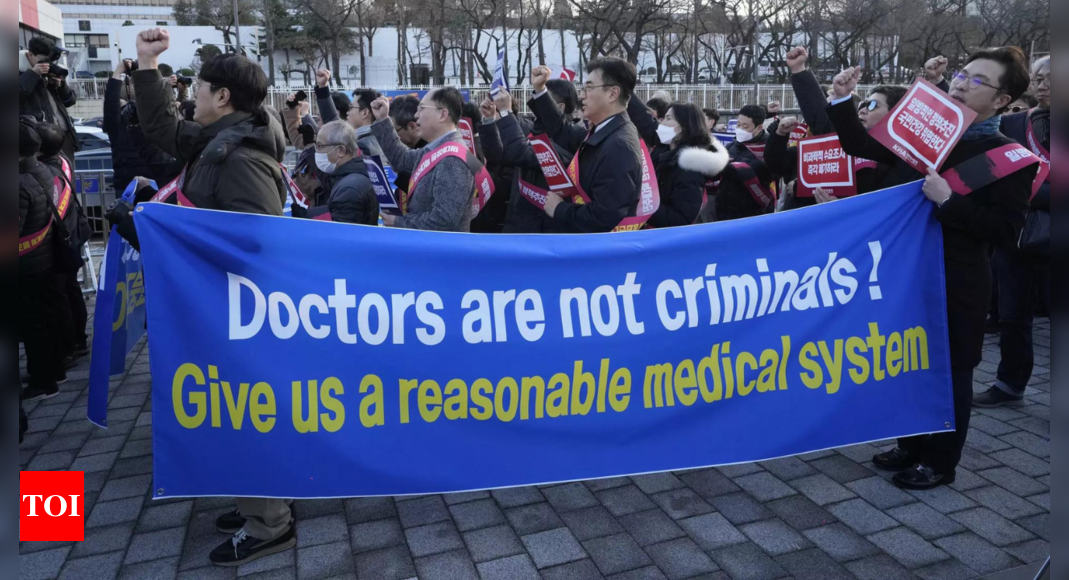 South Korea govt offers first compromise in effort to end doctors’ strike – Times of India