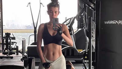Hrithik Roshan's girlfriend Saba Azad flaunts washboard abs in a gym selfie, see pic
