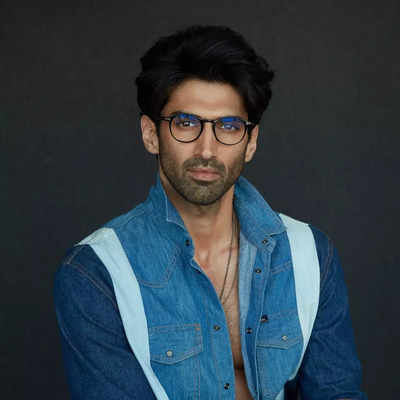 Aditya Roy Kapur’s reaction to paps’ ‘Aap Bohot Fast Chalte Ho’ comment is winning the internet!