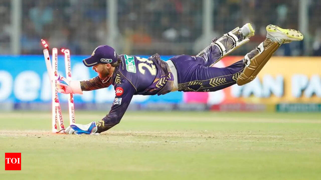 keeper removing bails for stumping dismissal