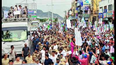 Jampacked streets welcome Jagan’s roadshow in Vizag
