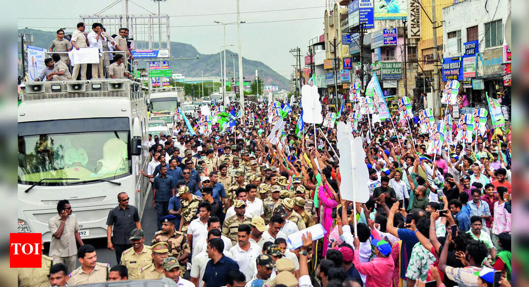 Jagan Mohan Reddy: Jampacked Streets Welcome Jagan’s Roadshow In Vizag ...