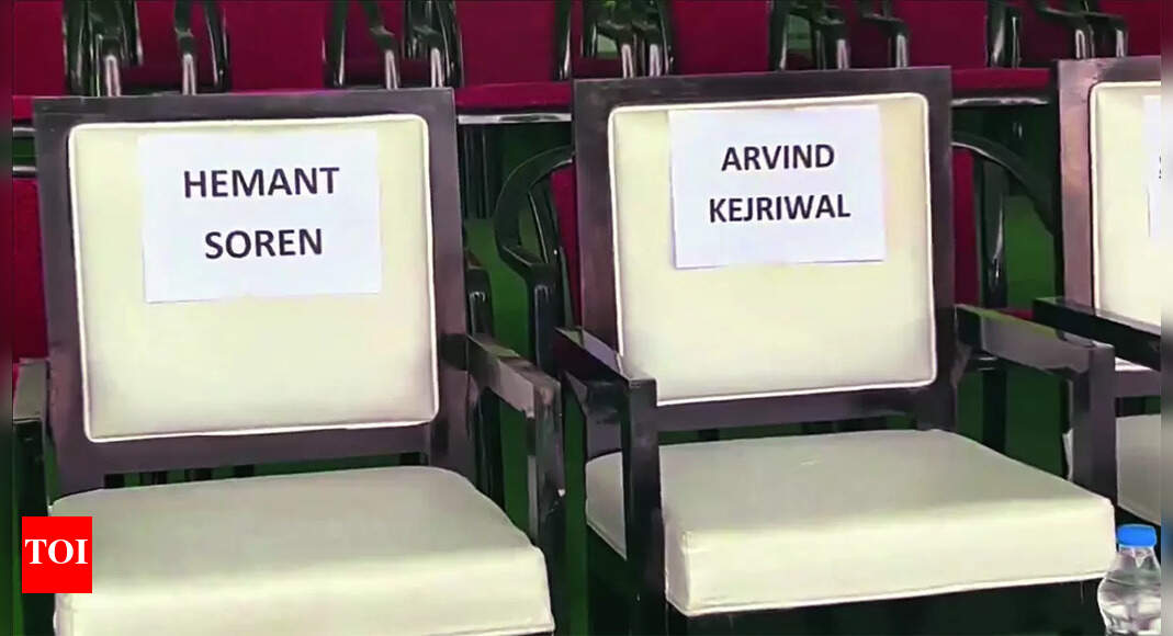 Their chairs empty on stage, jailed Kejriwal & Hemant's voices echo at ...
