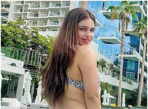 Neha Malik's shows her curves in these pics