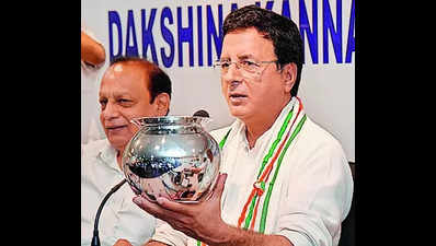 Don’t visit K’taka without releasingdrought relief, Surjewala to Modi