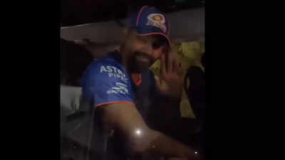 Watch: 'Hamara captain kaisa ho, Rohit Sharma jaisa ho' - Mumbai Indians' team bus stuck in Jaipur traffic