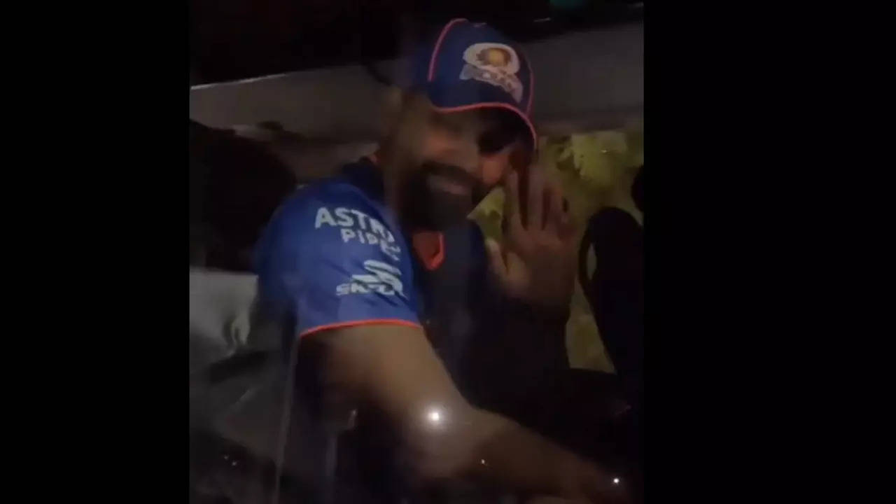 Watch: Hamara captain kaisa ho, Rohit Sharma jaisa ho – MI bus stuck in Jaipur traffic |  Cricket News