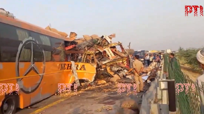 4 dead, 21 injured in bus-truck collision on Lucknow-Agra expressway