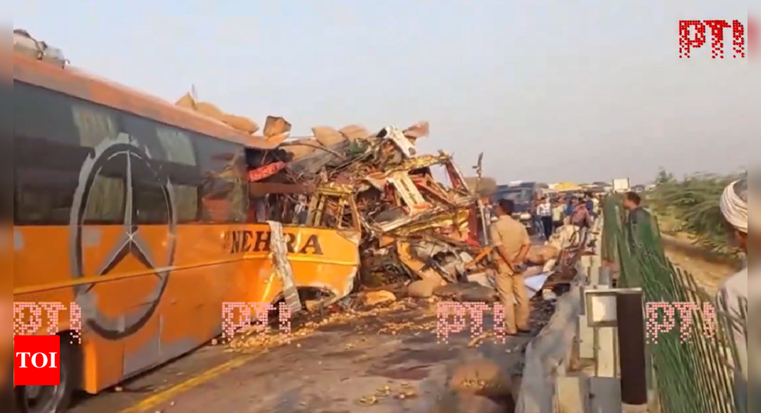 4 dead, 21 injured in bus-truck collision on Lucknow-Agra expressway ...