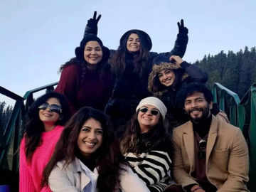 Aishwarya Sakhuja drops 'crazy photo sesh' with friends from her fun Gulmarg trip