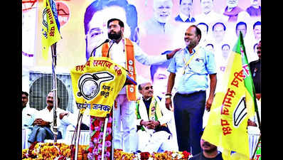 CM Shinde criticises Thackerays, Uddhav takes a dig at PM Modi