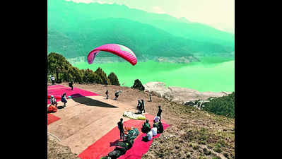 Nat’l paragliding contest begins at Tehri lake