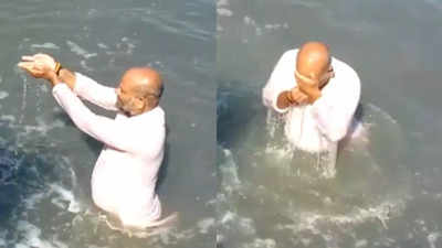Watch: Congress' Ujjain Lok Sabha candidate's unique protest against Shipra river pollution